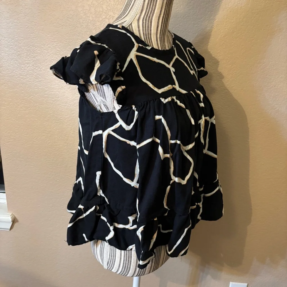 Who What Wear Top XS Black White Gold Abstract Short Sleeved Ruffle Blouse Rayon